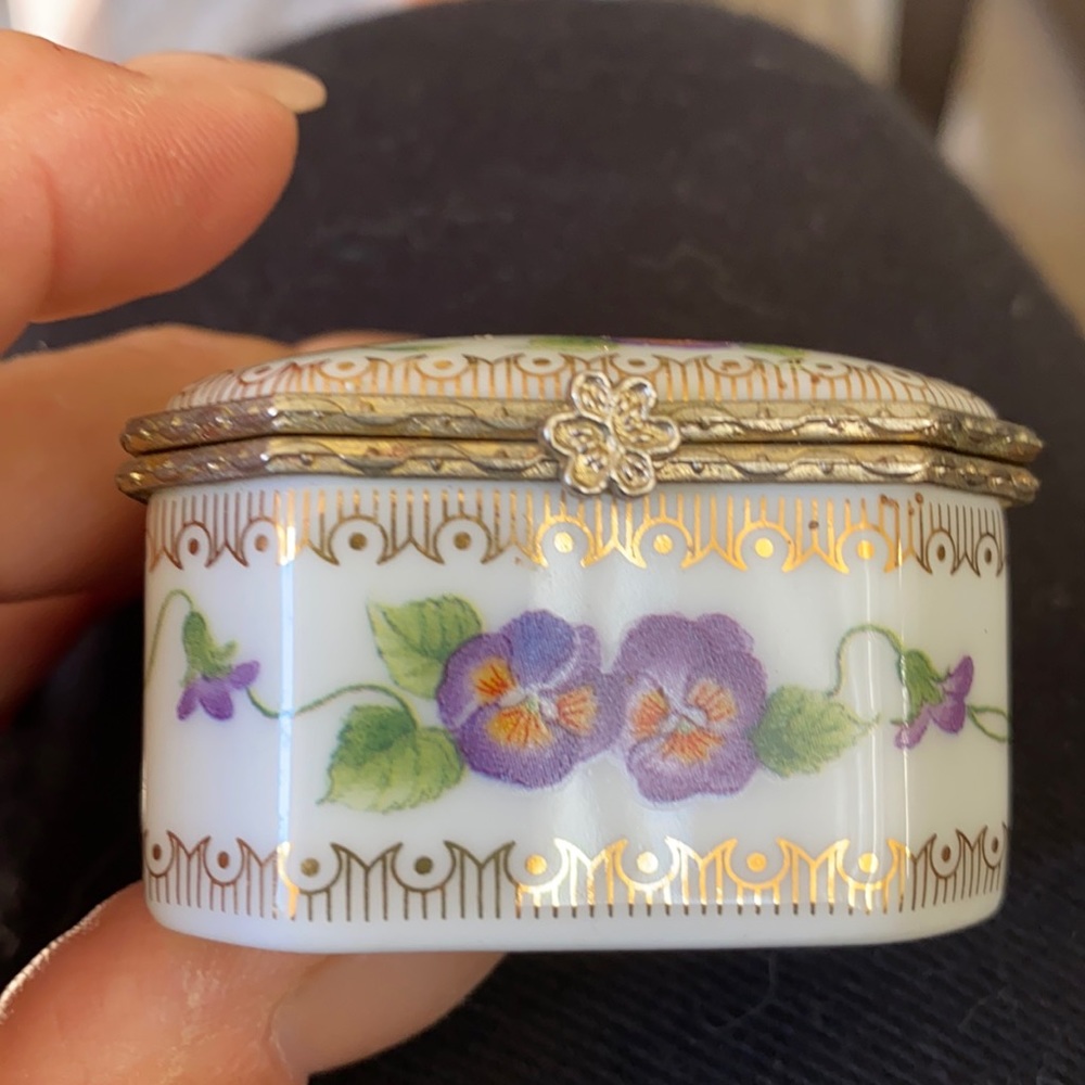 TINY CERAMIC TRINKET BOX